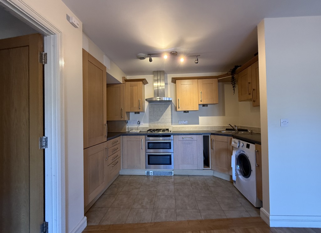 Lot: 187 - GROUND FLOOR APARTMENT IN GATED COMPLEX - Kitchen